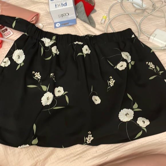 Super cute floral skirt with shorts under. Size xl - Picture 5 of 7